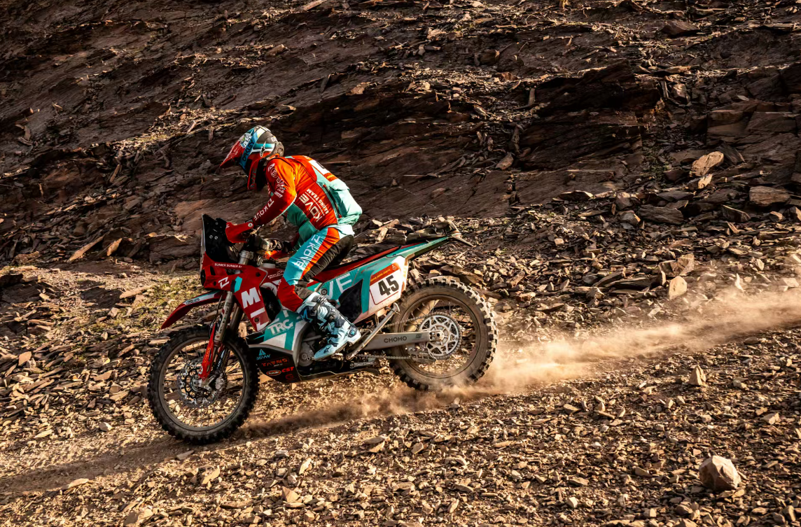 亚博app-四载达喀尔 黄沙淬铁骑 凯越三夺赛段冠军迎来涅槃时刻