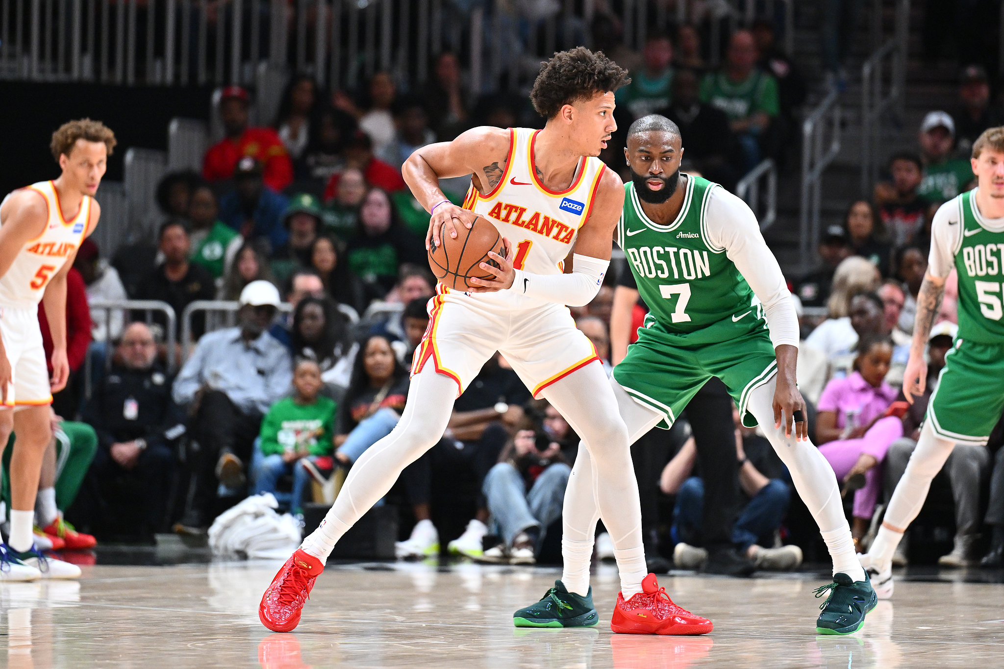 亚博体育官网-约翰逊20+12布朗复出29+10+9 老鹰主场击退凯尔特人